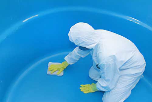 su deposu temizliği yapan bir uzman