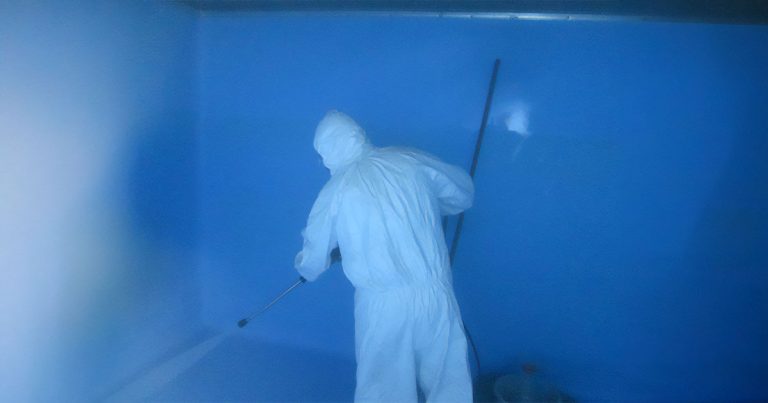 su deposu temizleme yapan bir uzman personel