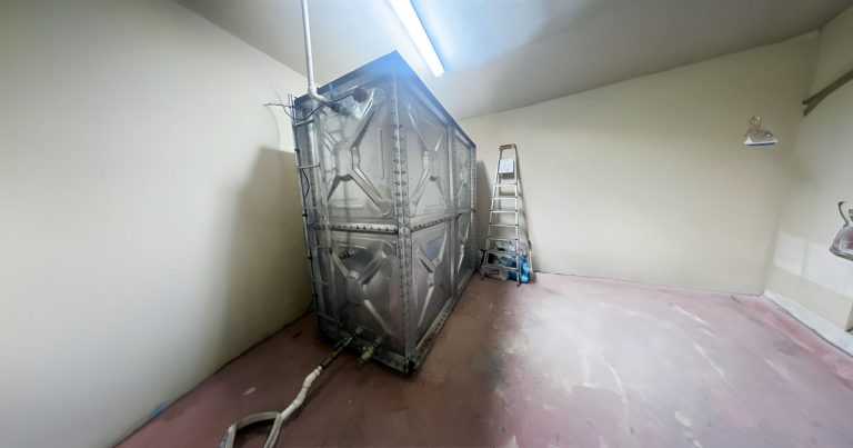 gri renkli metal su deposu yan çekim