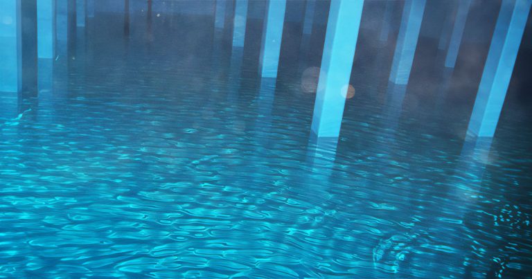 izolasyon yapılmış mavi renkli temiz ve berrak bir su deposu